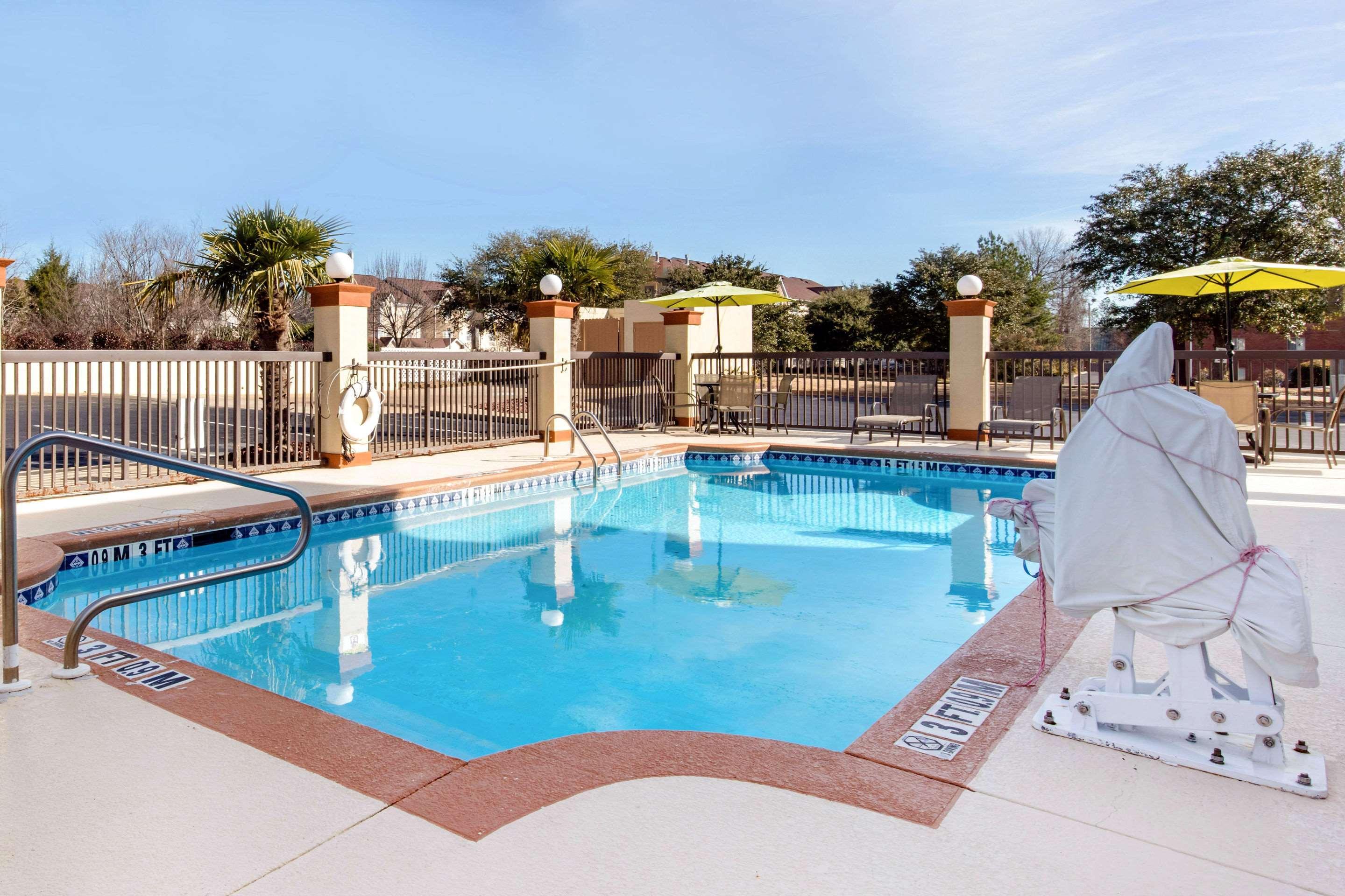 Quality Inn & Suites Montgomery East Carmichael Rd Exterior foto